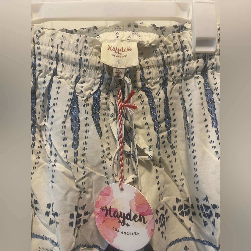 Hayden
Womens shorts
Size 1XL
NWT - Picture 2 of 5